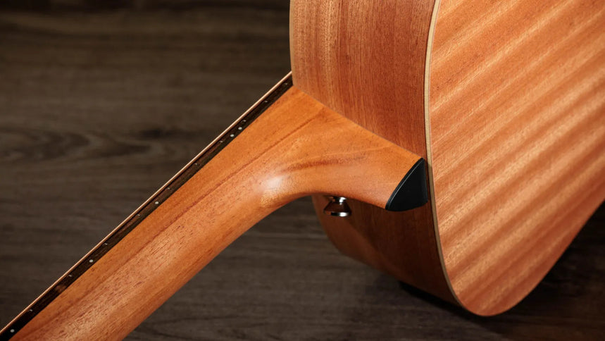 Taylor 4Str A/E Mini-e Bass w/Case